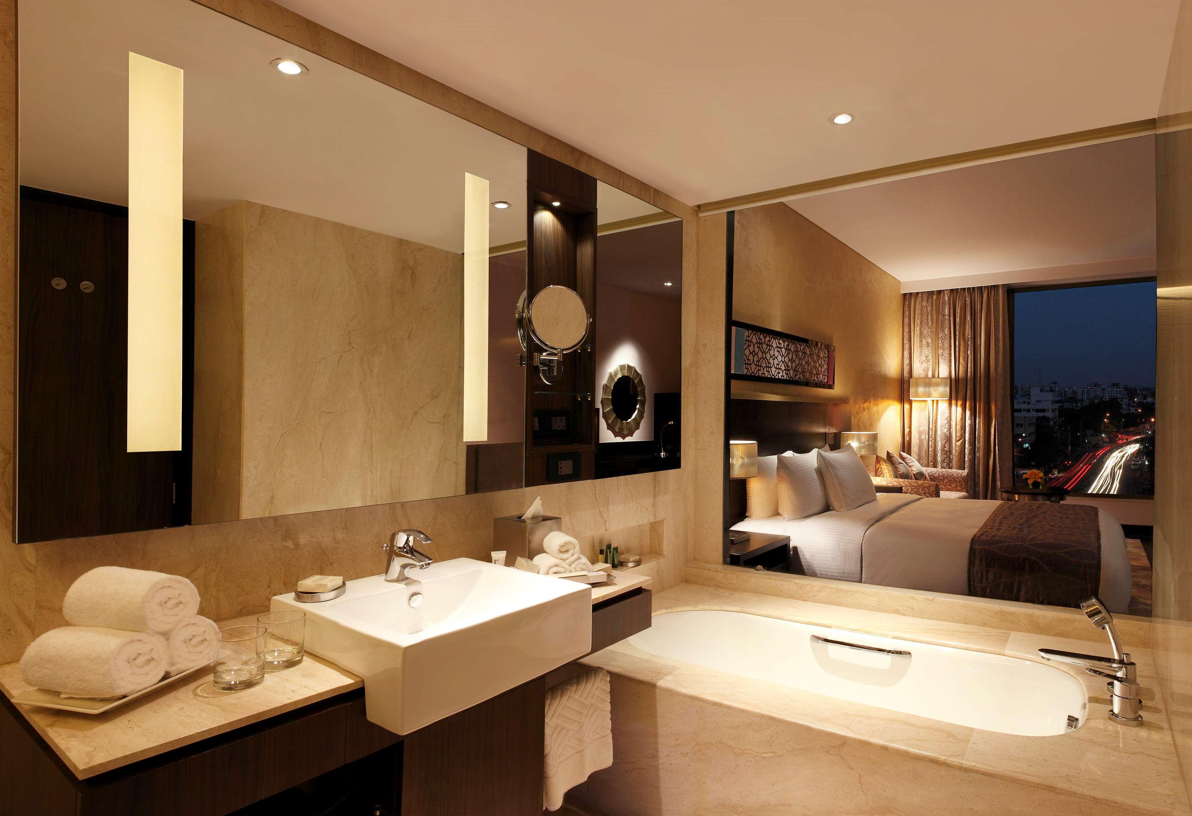 ฮิลตัน ชัยปุระ Hotel ภายนอก รูปภาพ A bathroom at the hotel