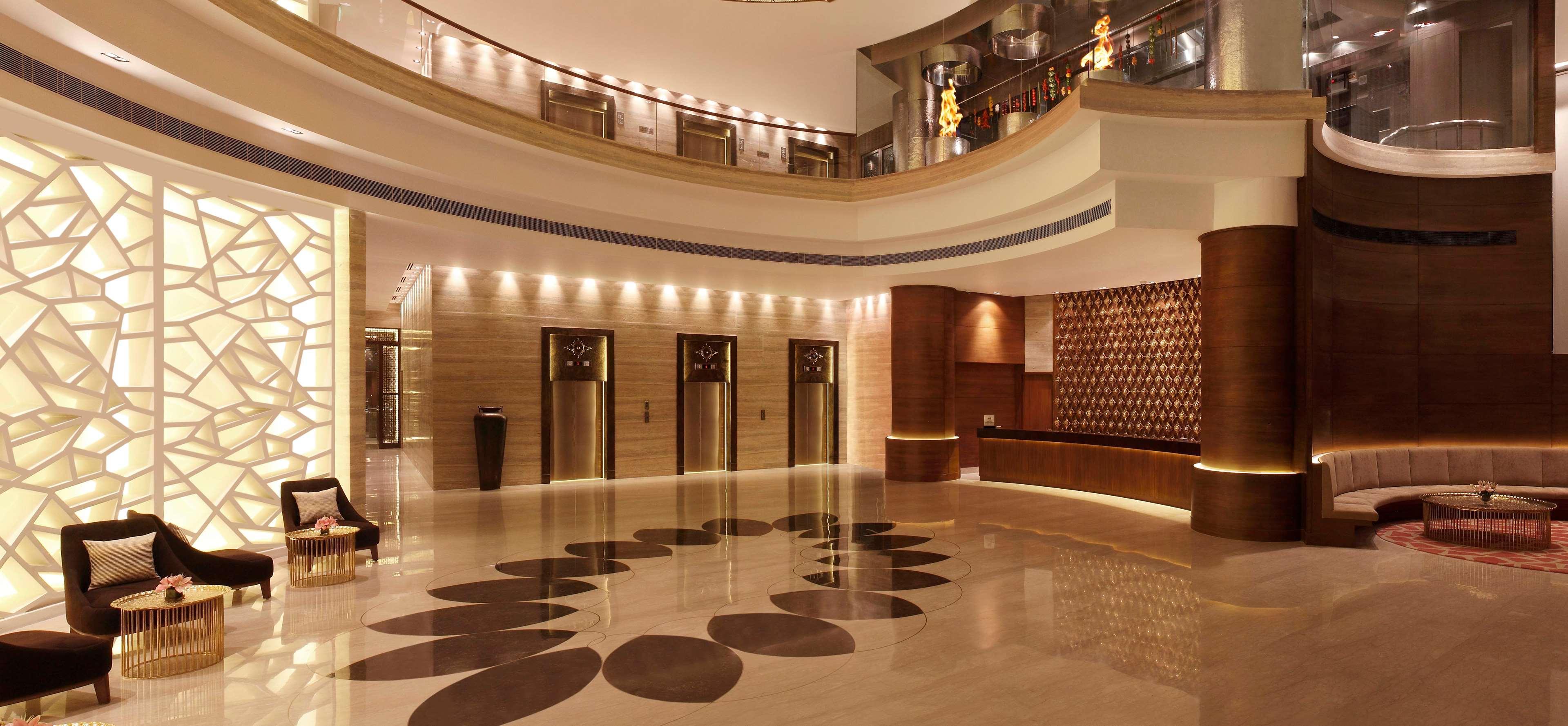 ฮิลตัน ชัยปุระ Hotel ภายนอก รูปภาพ The lobby of the Taj Bengal