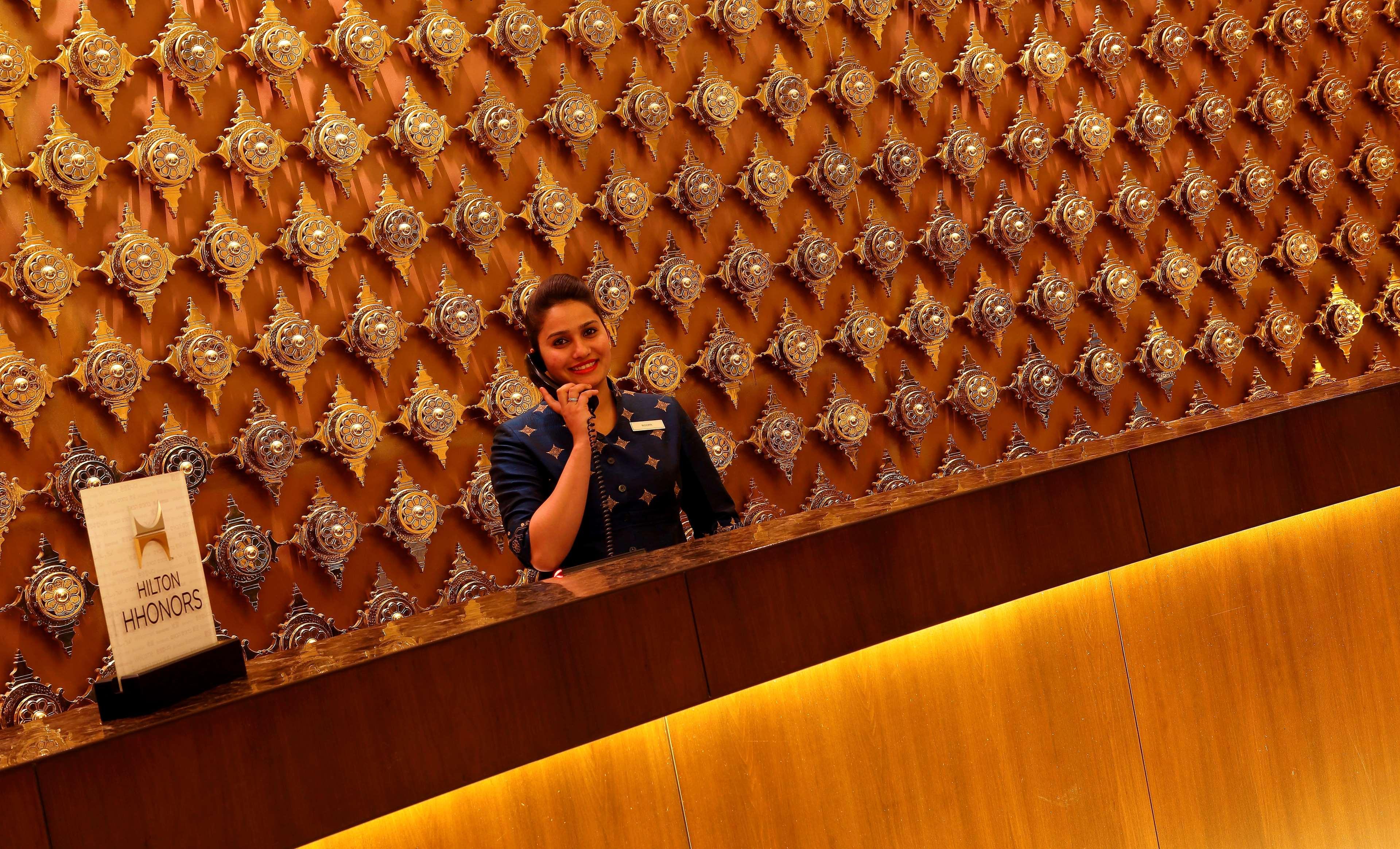 ฮิลตัน ชัยปุระ Hotel ภายนอก รูปภาพ A hotel receptionist at work