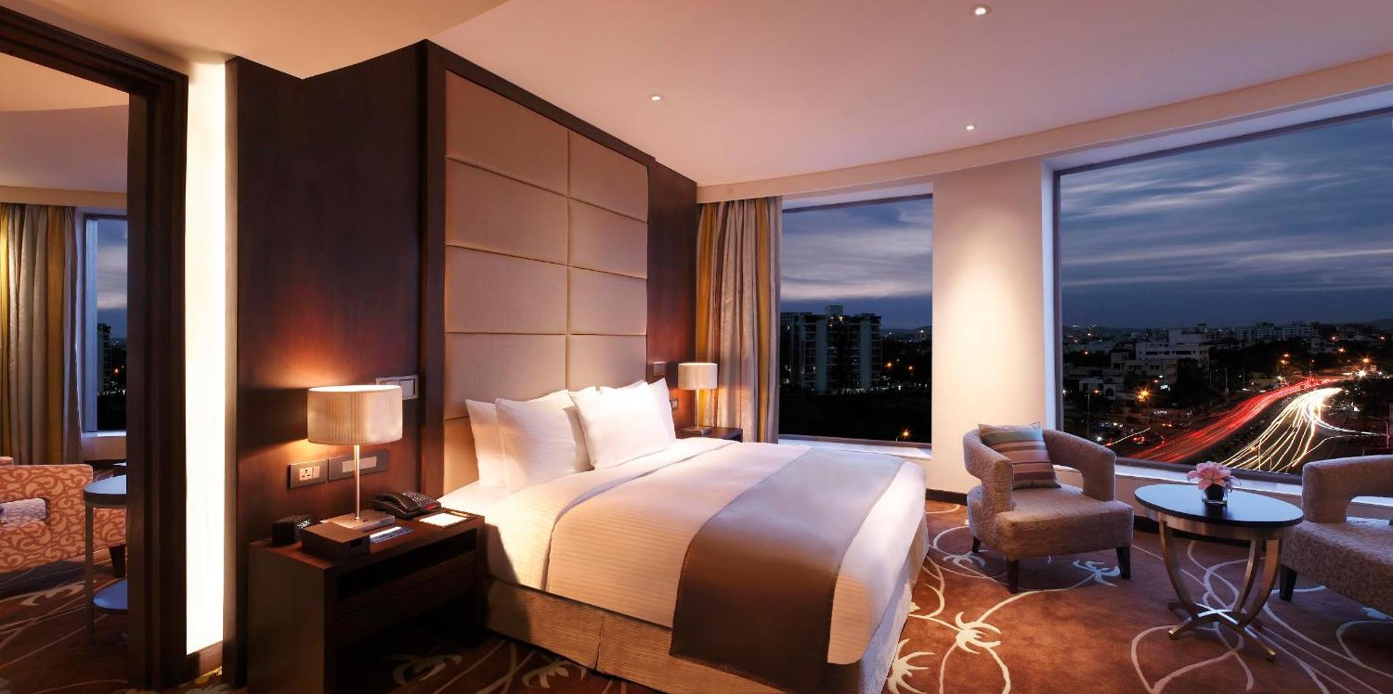 ฮิลตัน ชัยปุระ Hotel ภายนอก รูปภาพ A bedroom at the hotel