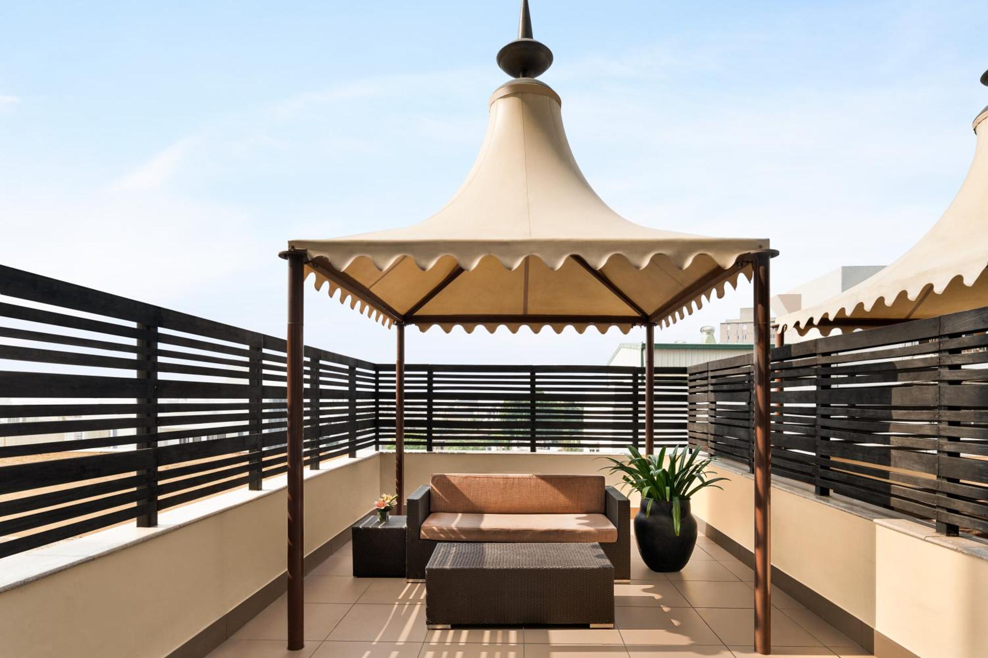ฮิลตัน ชัยปุระ Hotel ภายนอก รูปภาพ A pergola on a rooftop