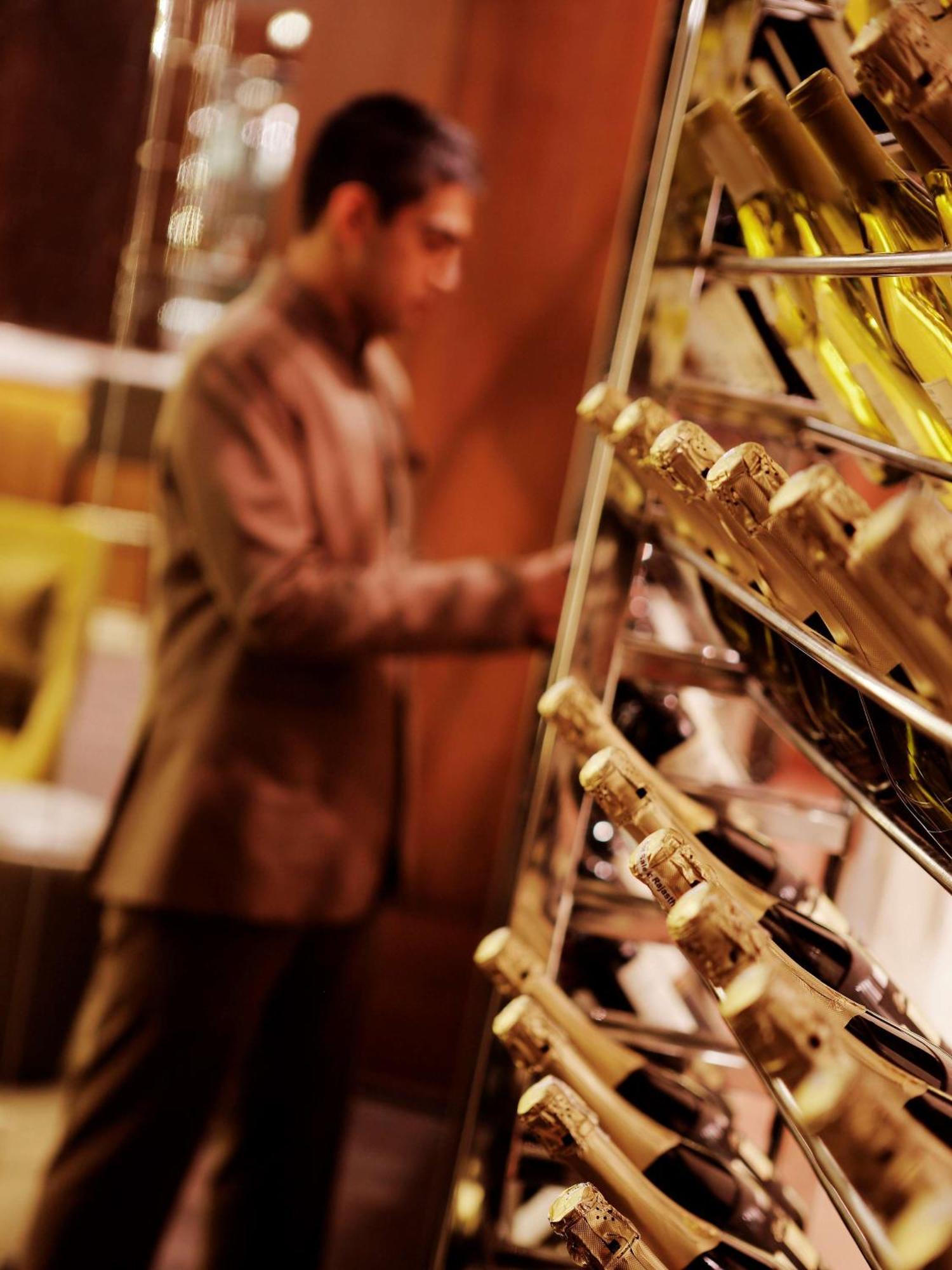 ฮิลตัน ชัยปุระ Hotel ภายนอก รูปภาพ A goldsmith at work