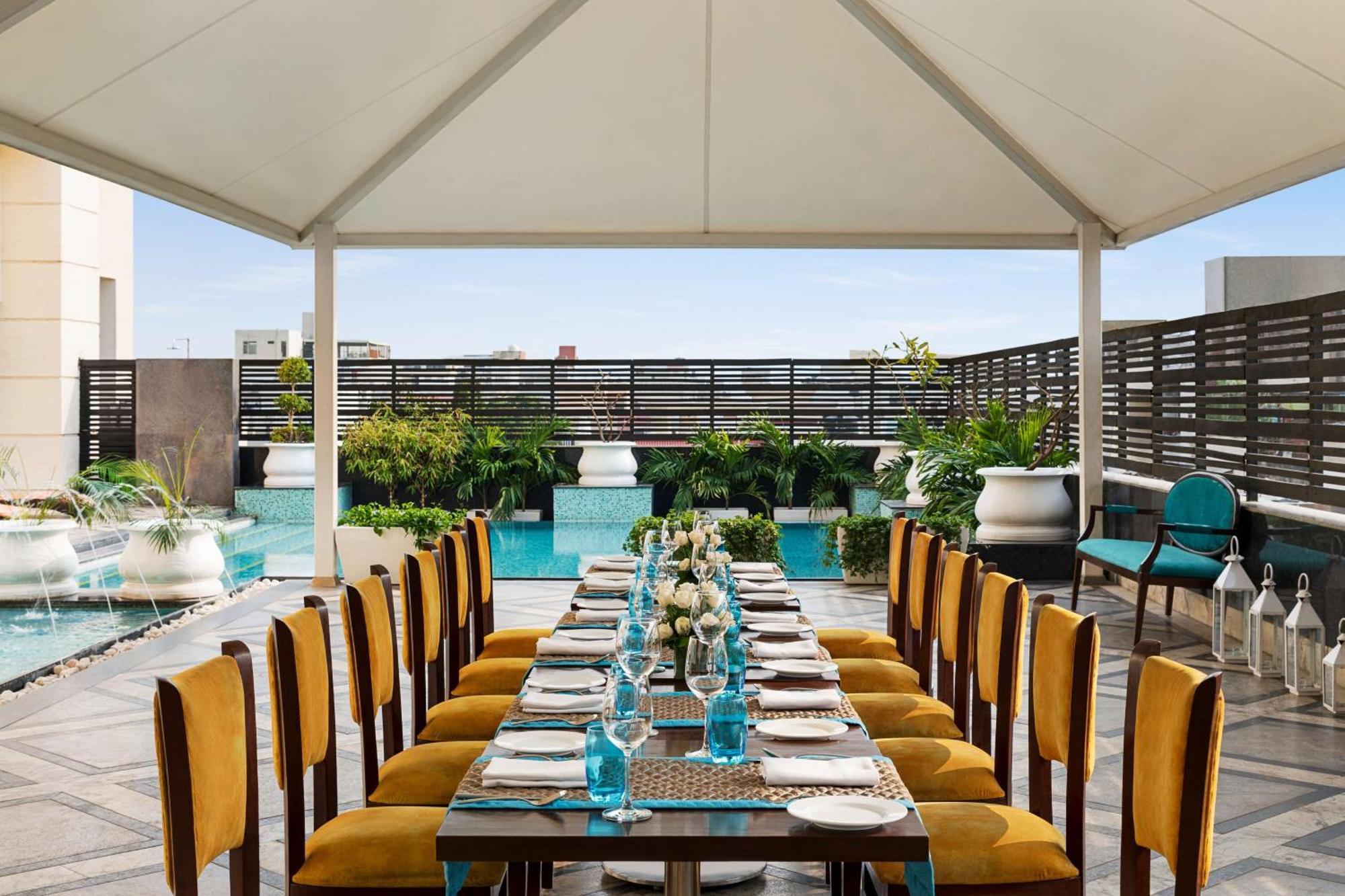 ฮิลตัน ชัยปุระ Hotel ภายนอก รูปภาพ The Pool at the Park